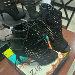 Women's Size 8.5 Zigi Soho Arline Black Peeptoe Bootie